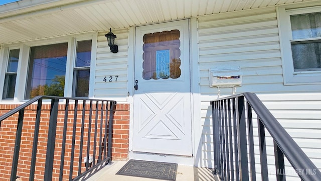 property entrance featuring a porch