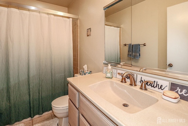 bathroom featuring a shower with shower curtain, vanity, and toilet