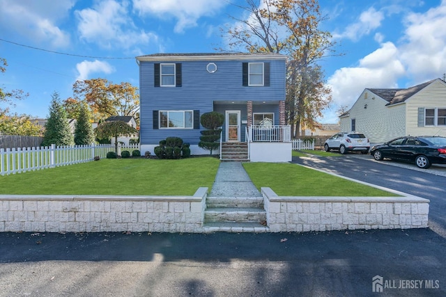 view of front of home featuring a front yard and fence