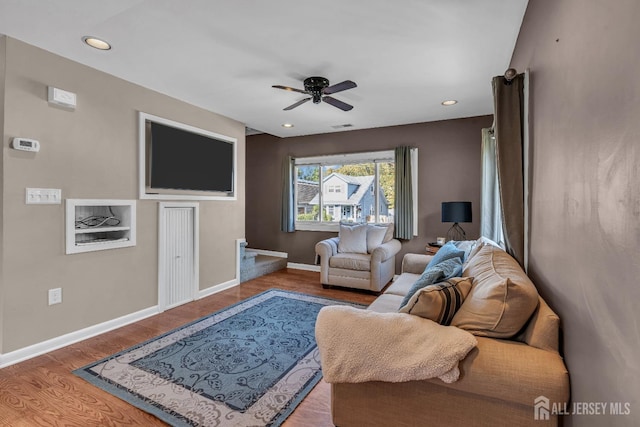 living area with recessed lighting, visible vents, a ceiling fan, wood finished floors, and baseboards