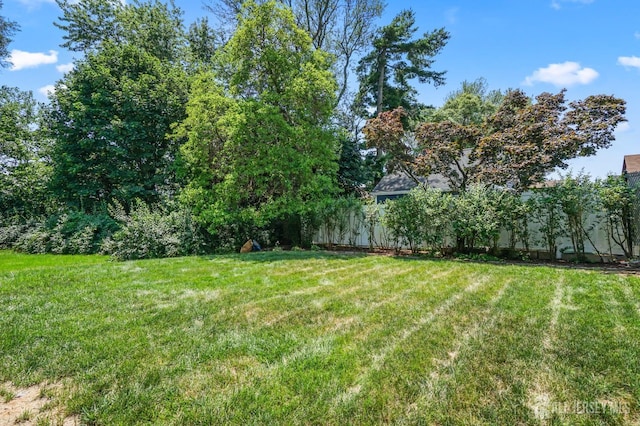 39 Embroidery St, Sayreville, NJ 08879 - view of yard