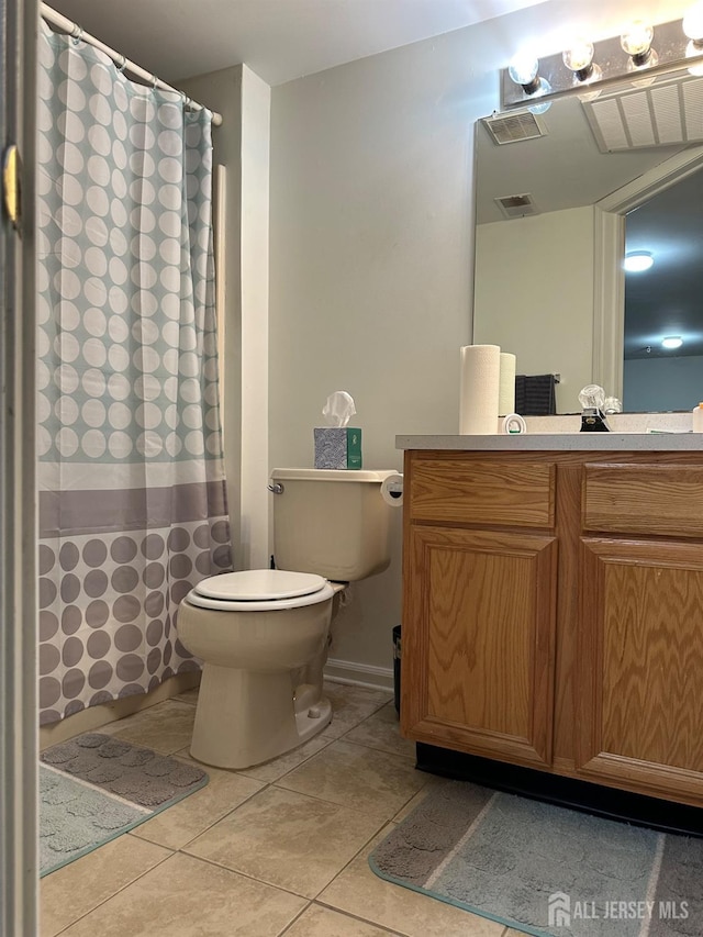 bathroom featuring vanity, a shower with shower curtain, toilet, and visible vents