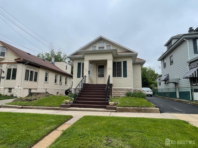 309 S 2nd Ave S, Highland Park, NJ 08904 - view of front facade with a front lawn