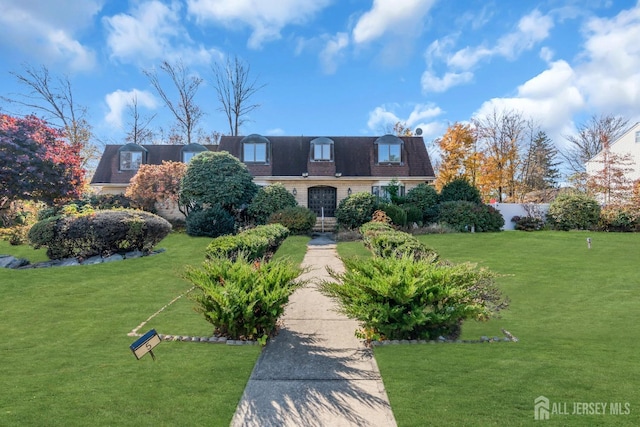 view of front of house featuring a front lawn