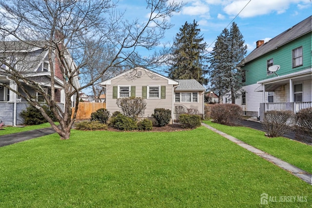 view of front of house featuring fence and a front yard