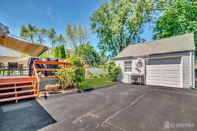 436 2nd St, Dunellen, NJ 08812 - garage with driveway