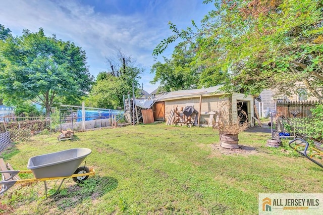 view of yard featuring a storage shed