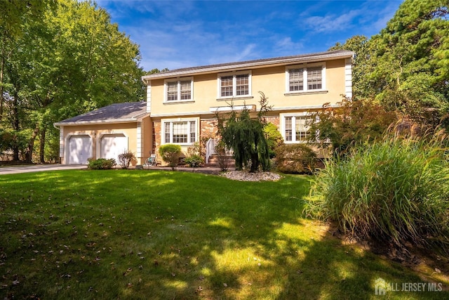 view of front of house with stucco siding, an attached garage, driveway, and a front yard