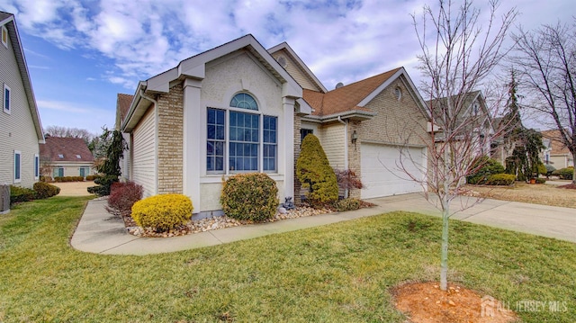 view of front of property featuring stucco siding, concrete driveway, and a front yard