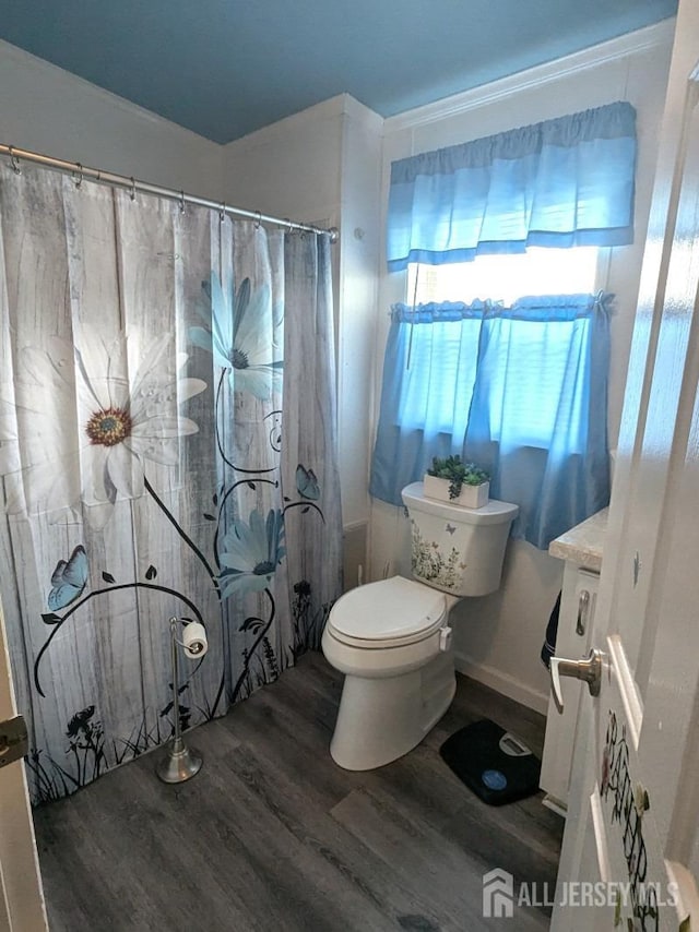 full bathroom featuring wood finished floors, toilet, and a shower with curtain