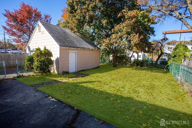 view of yard featuring an outbuilding