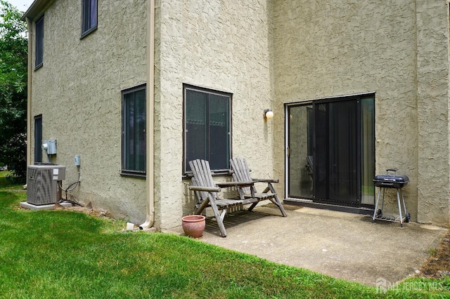 14 Carriage Pl, Edison, NJ 08820 - back of house with stucco siding, a patio, and a yard