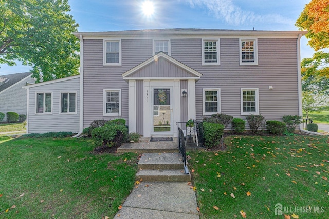 view of front of home featuring a front yard