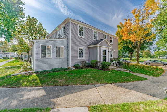 view of front of property featuring a front lawn