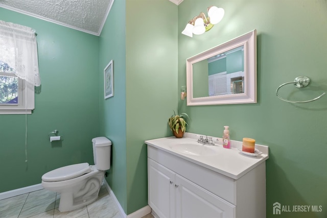 bathroom featuring a textured ceiling, crown molding, baseboards, toilet, and vanity