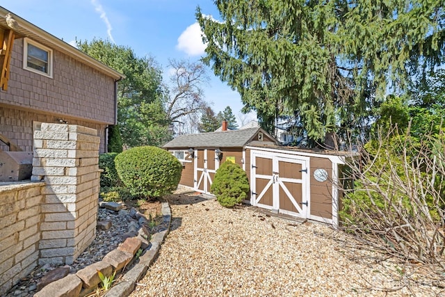 view of yard featuring an outdoor structure and a storage unit