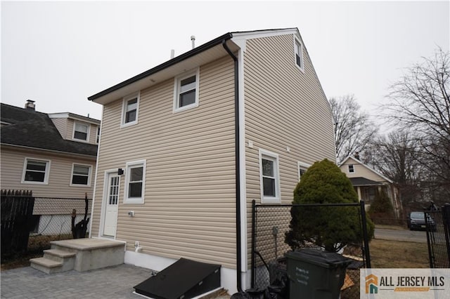 15 Wedgewood Ave, Woodbridge Proper, NJ 07095 - back of house with fence
