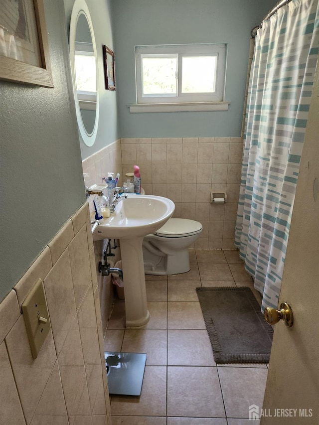 20 Dogwood Dr, Jackson, NJ 08527 - bathroom featuring tile walls, toilet, a wainscoted wall, tile patterned flooring, and a shower with curtain