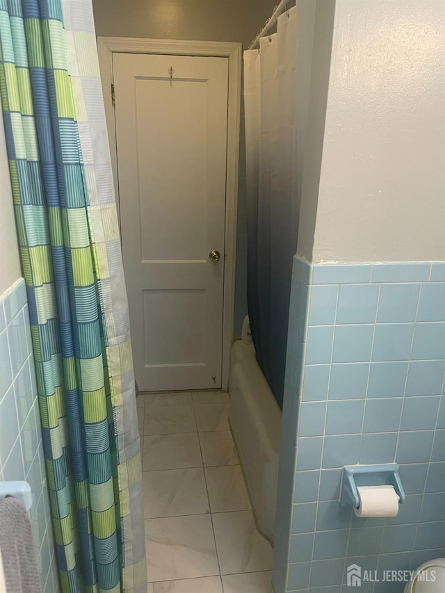 131 Berkeley Ter, Plainfield, NJ 07062 - full bath featuring tile walls, a wainscoted wall, and tile patterned floors