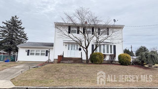 traditional-style house featuring a front yard