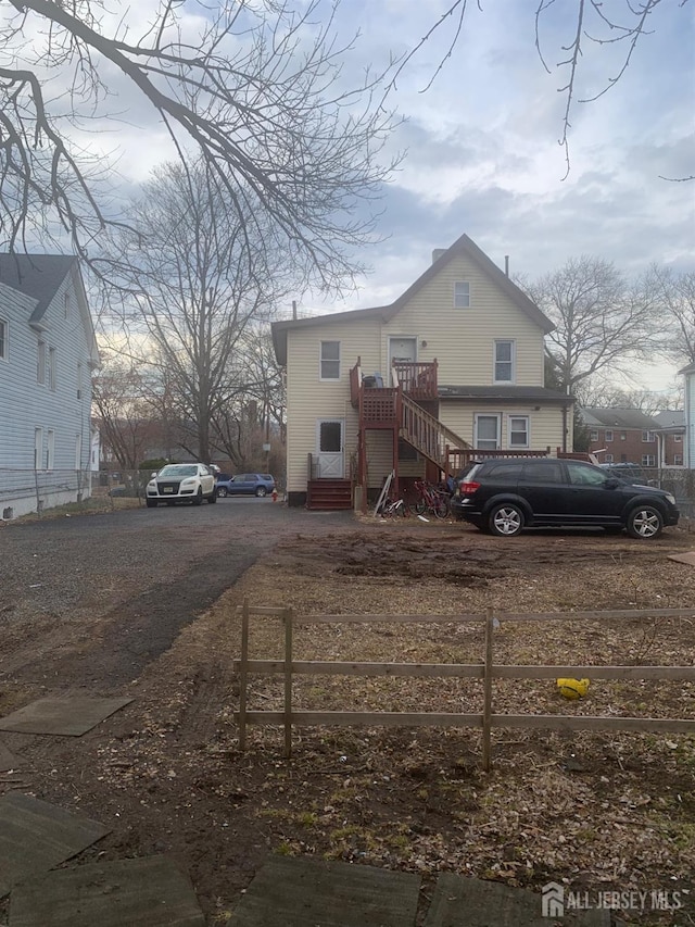 view of front of home featuring a fenced front yard