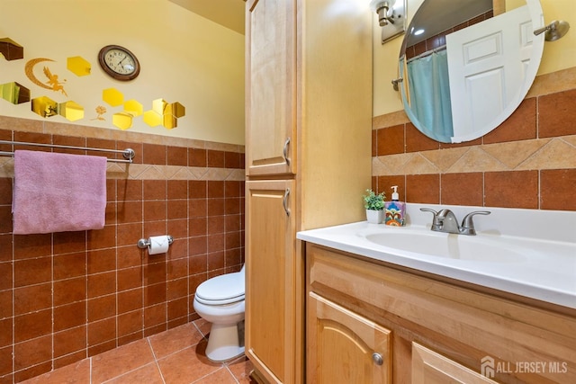 144-C Overlook Ct Unit C, Woodbridge Proper, NJ 07095 - full bath with tile walls, tile patterned flooring, toilet, vanity, and wainscoting