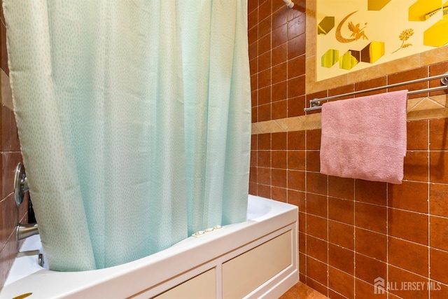 144-C Overlook Ct Unit C, Woodbridge Proper, NJ 07095 - full bath featuring shower / tub combo and tile walls