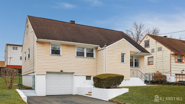 view of front facade featuring a garage, aphalt driveway, roof with shingles, a gate, and a front lawn