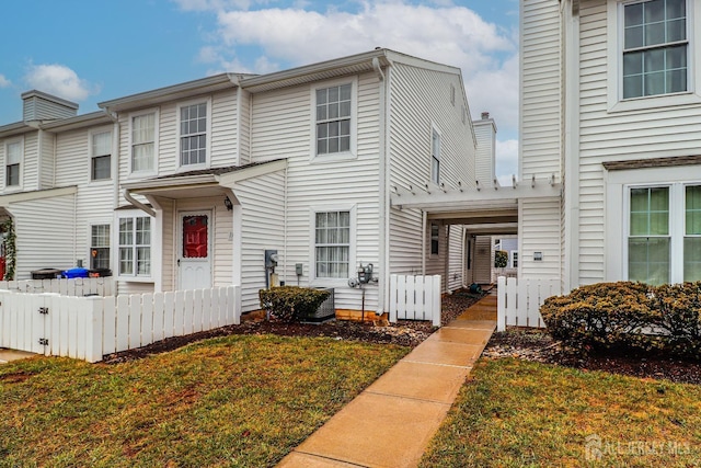 view of front of home featuring a front yard