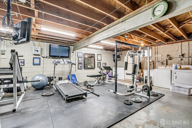 workout area featuring washing machine and clothes dryer