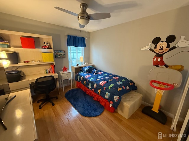 bedroom featuring wood finished floors and a ceiling fan