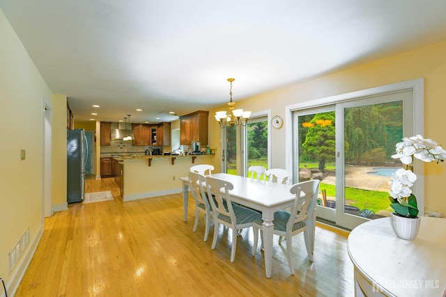 dining area featuring a notable chandelier, recessed lighting, visible vents, light wood-type flooring, and baseboards