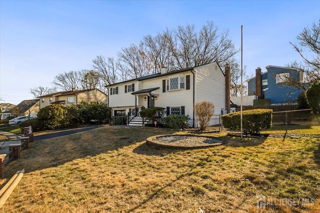 view of front of house featuring a front yard