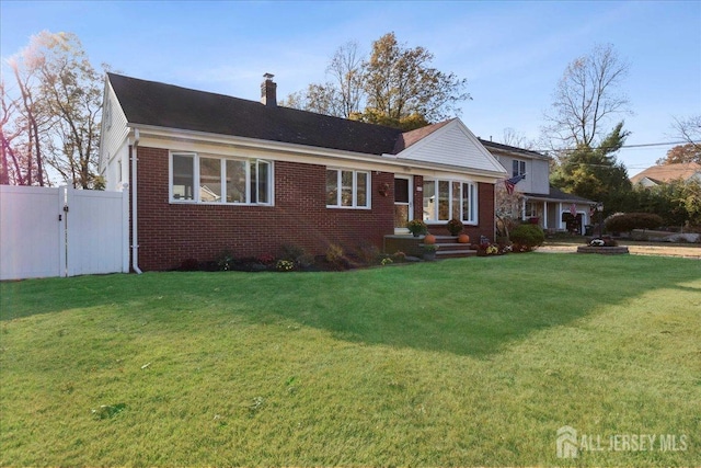 view of front of property featuring a front yard