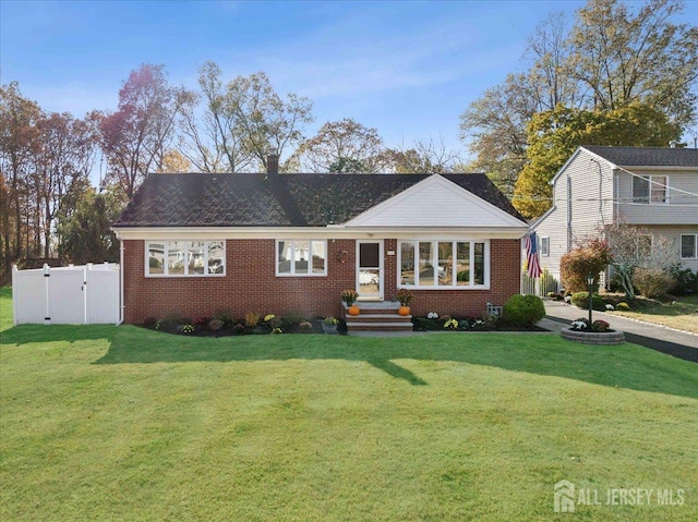 view of front facade featuring a front yard