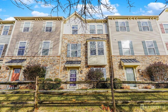 606 Bayside Ct, South Amboy, NJ 08879 - view of front of home featuring stone siding and a fenced front yard