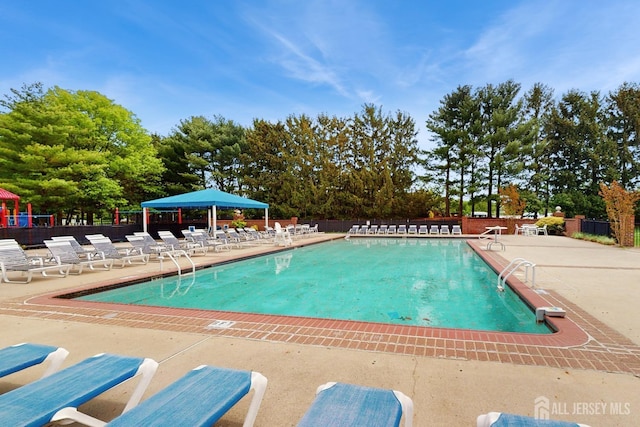 28 Clay St, North Brunswick, NJ 08902 - community pool with a patio area and fence