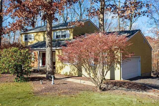 view of front of home with a front lawn