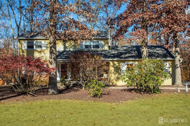 view of front of property with a front lawn