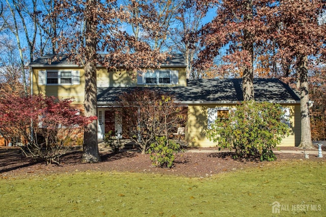 view of front facade with a front lawn