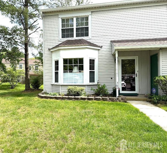 362 Minstrel Ct Unit 362, Old Bridge, NJ 08857 - traditional home with a front yard and board and batten siding