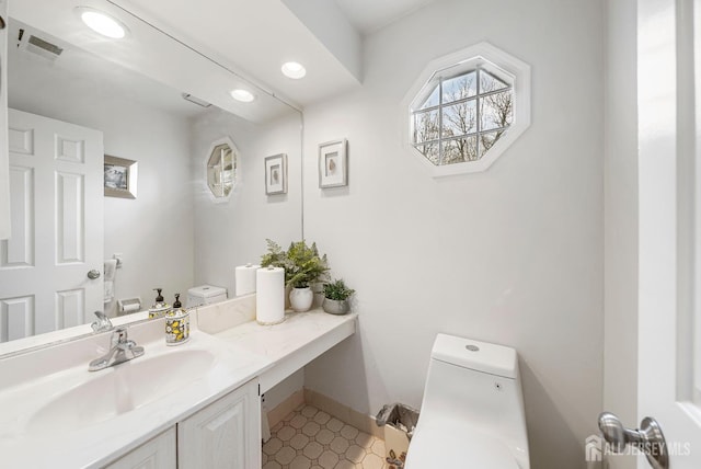 bathroom featuring recessed lighting, visible vents, toilet, and baseboards