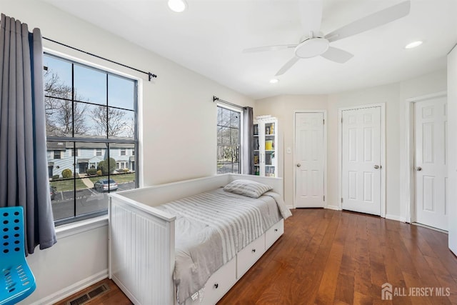 bedroom featuring a ceiling fan, hardwood / wood-style floors, baseboards, visible vents, and recessed lighting