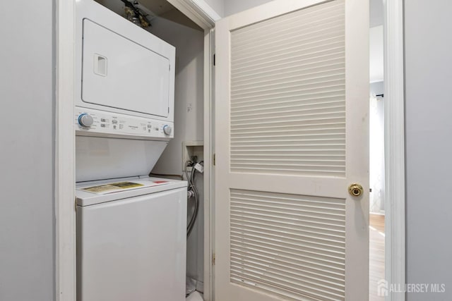 1 Lackland Ave, Piscataway, NJ 08854 - laundry area featuring stacked washer and clothes dryer