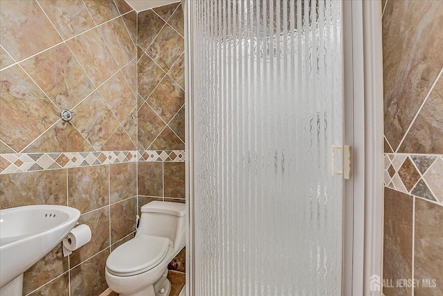 21 Stonewall Dr, Edison, NJ 08820 - bathroom with tile walls, toilet, and a shower stall