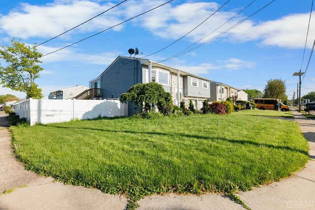 view of front facade with a front yard