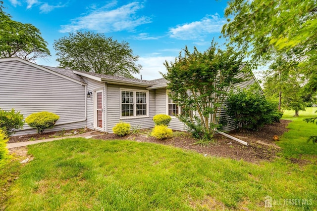 152 Chatham Dr Unit A, Monroe, NJ 08831 - view of front of house featuring a front yard