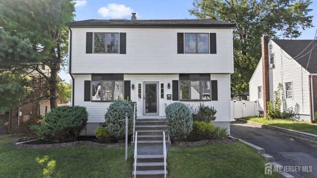 view of front facade with a front yard