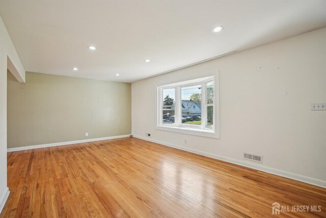 unfurnished room featuring baseboards, recessed lighting, and visible vents