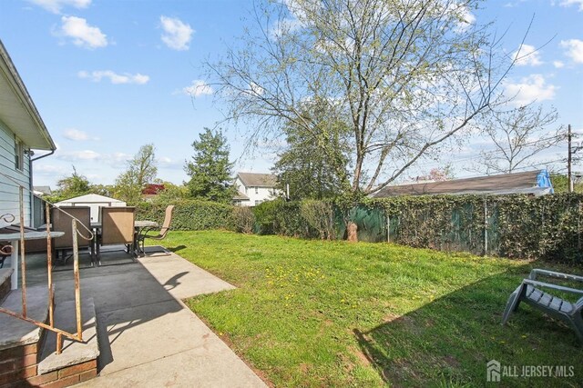 view of yard featuring a patio and outdoor dining area
